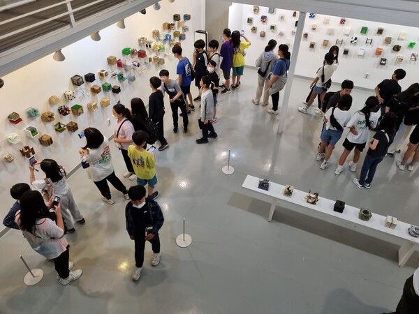 사)한국자연미술가협회-야투(野投)가 주관하는 2023 금강자연미술프레비엔날레의 '자연미술 큐브전'  전시장에 많은 관람객들의 발길이 이어지고 있다.ⓒ