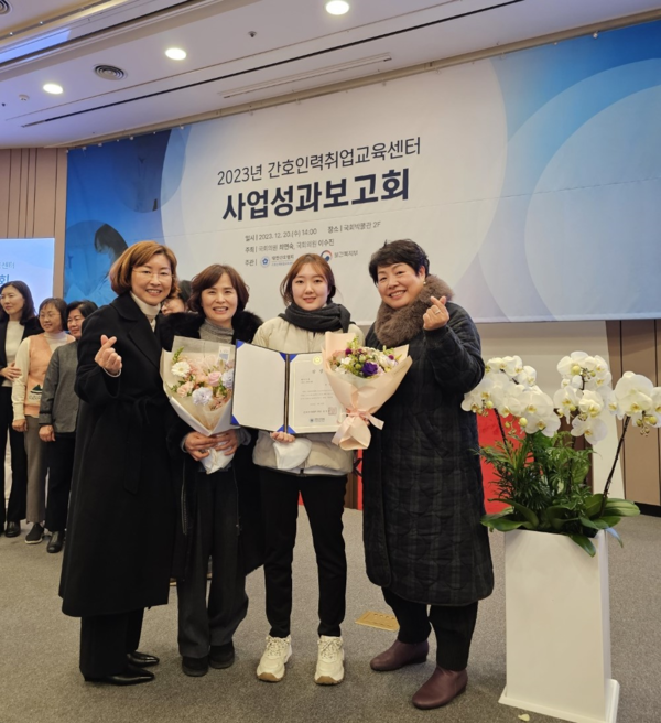 박지연 간호사가 최우수상을 수상하고 기념사진을 찍고 있다. ⓒ