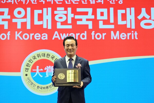 대한민국 위대한 국민대상을 수상한 백성현 논산시장ⓒ