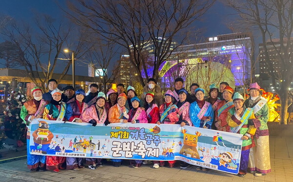 서울 광화문광장에서 홍보활동을 펼치고 있는 공주시 관계자들의 모습 ⓒ