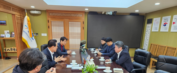 교육발전특구 관련 의견을 나누는 백성현 논산시장(왼쪽에서 두번째) 과 김용하 건양대 총장(맨 오른쪽)ⓒ