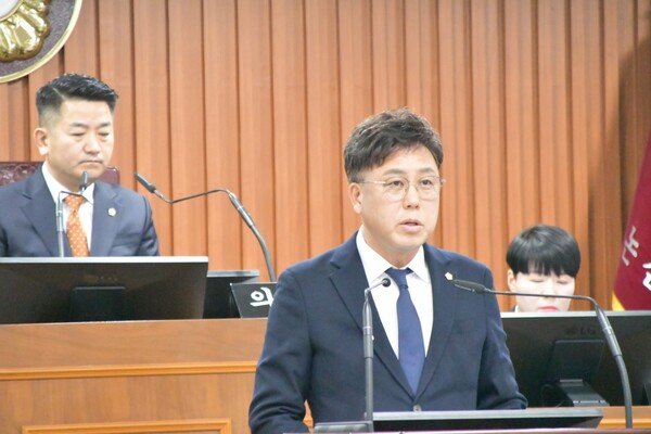 김종욱 의원이 2일 열린 제252회 논산시의회 임시회에서 ‘논산시 사회복지협의회 관련 의혹 진상 규명을 위한 행정사무조사’를 대표 발의하고 있다.ⓒ