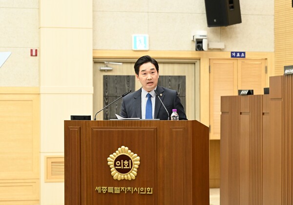 6일 열린 제88회 임시회 제2차 본회의에서 김재형 의원이 급속도로 추락한 세종시의 출산율 문제에 대해 종합적 분석을 하며 시정질문을 하고 있다.ⓒ