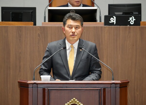6일 열린 제350회 임시회 제2차 본회의에서 김기서 의원이 도정 및 교육행정질문을 하고 있다.ⓒ