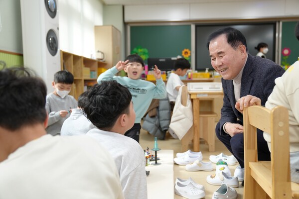 김지철 교육감이 7일 홍성 한울초등학교를 방문하여 늘봄학교에 참여한 학생들과 대화를 나누고 있다. ⓒ
