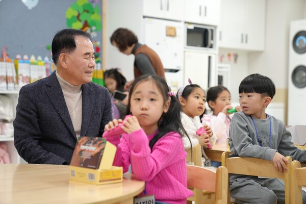 7일 홍성 한울초등학교를 방문하여 늘봄학교 프로그램에 참여 중인 김지철 교육감의 모습ⓒ