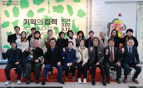 7일 아트센터고마에서  ‘2023 공주 차세대 작가전-이수아 ‘기억의 집적’전이 개막했다. 단체기념 사진ⓒ