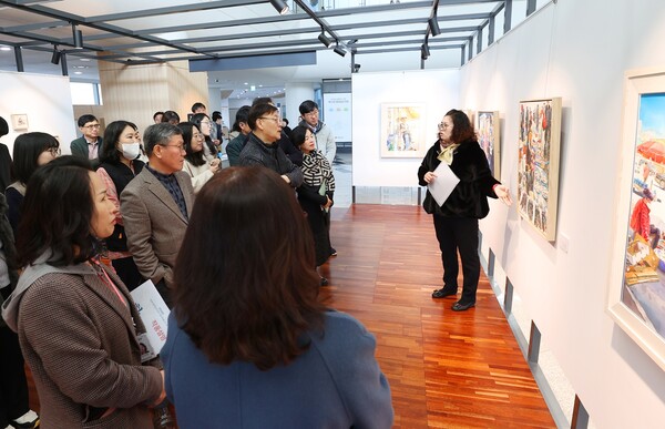 18일 도의회 1층 다움아트홀에서 지미성 작가와 관람객이 소통하고 있다.ⓒ