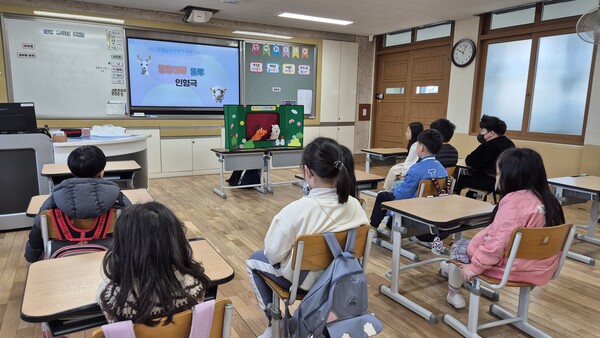 연남초등학교 학생들이 디지털 성폭력 예방 교육을 받고 있다. ⓒ