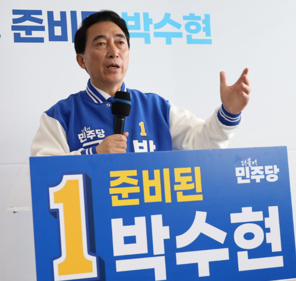 더불어민주당 박수현 후보가 23일 신관동에 위치한 자신의 선거사무소에서 기자간담회를 갖고 있다.ⓒ
