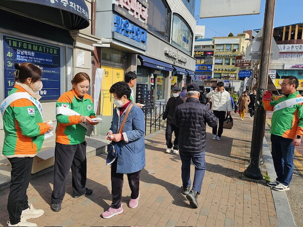 지난 22일 온양온천역 일원에서 아산시청 직원들과 자율방재단, 안전보안관 등 20여 명이 참여한 가운데  ‘제343차 3월 안전점검의 날’ 캠페인이 시행되고 있다. ⓒ